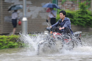 Flood hits Fenghuang tourist attraction