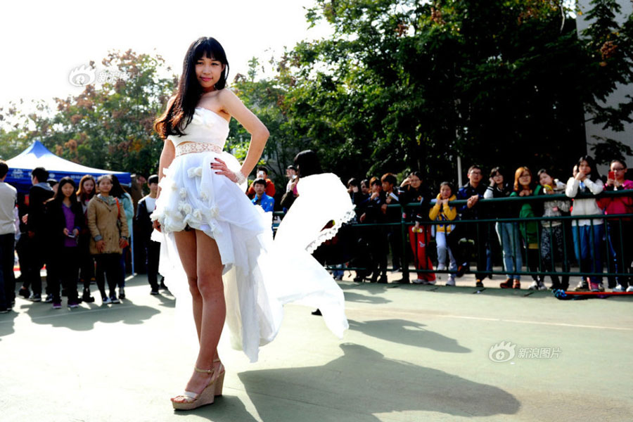 Toilet paper wedding dress to advocate low carbon lifestyle