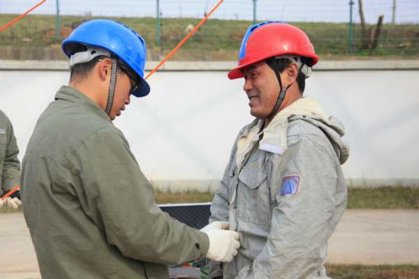 A 'commando' working on extra-high voltage cables