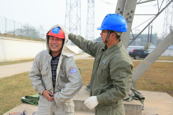 A 'commando' working on extra-high voltage cables