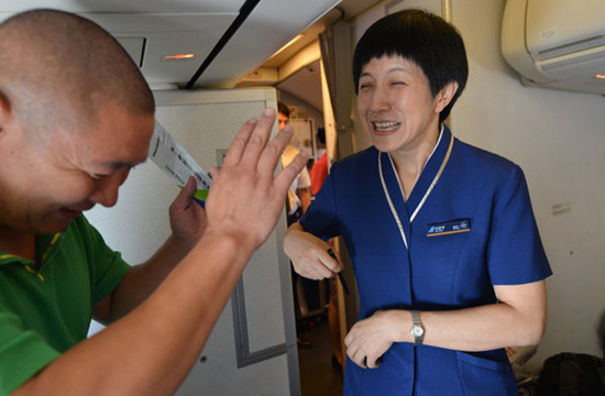 'Mom flight attendant' landed after 32 yrs of flying