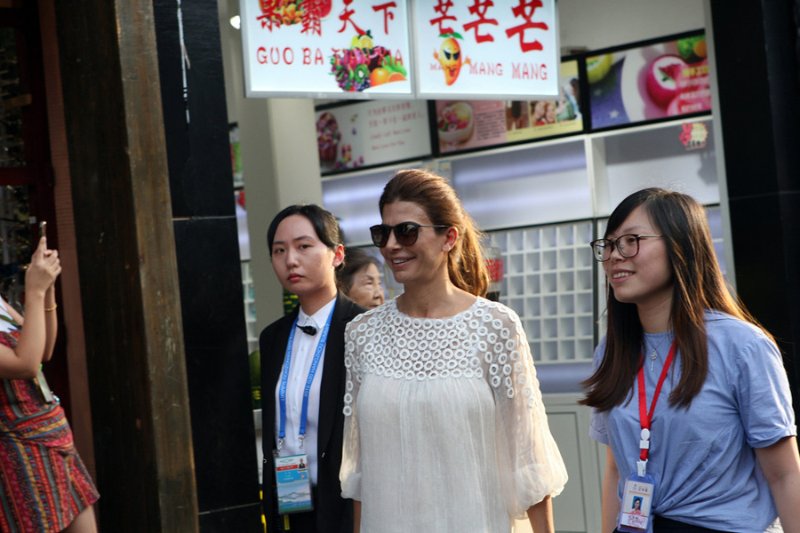 First Ladies shopping in Hangzhou