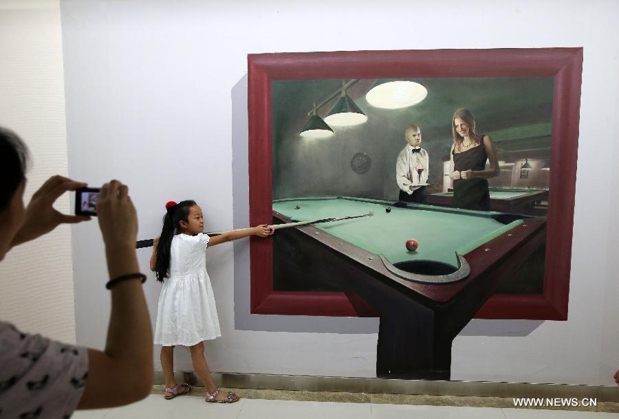 Visitors have fun in Xi'an's 3D painting expo