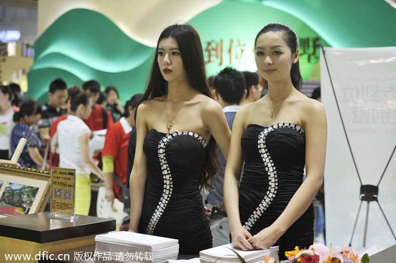 Cartoons and costumes at Chongqing home fair