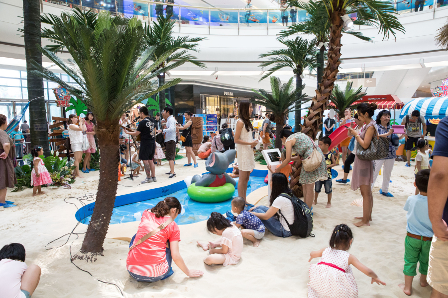 Tom and Jerry sought to lure Chinese shoppers to mall