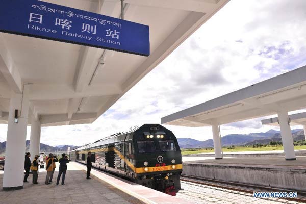 Passenger transport starts on Tibet's new railway