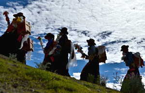 Tibet hosts record number of holiday tourists