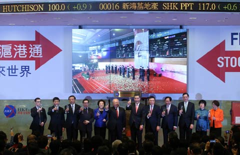 Global investors push Shanghai bourse up