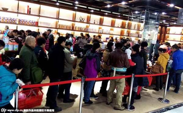 Duty-free shop in Central China becomes instant hit