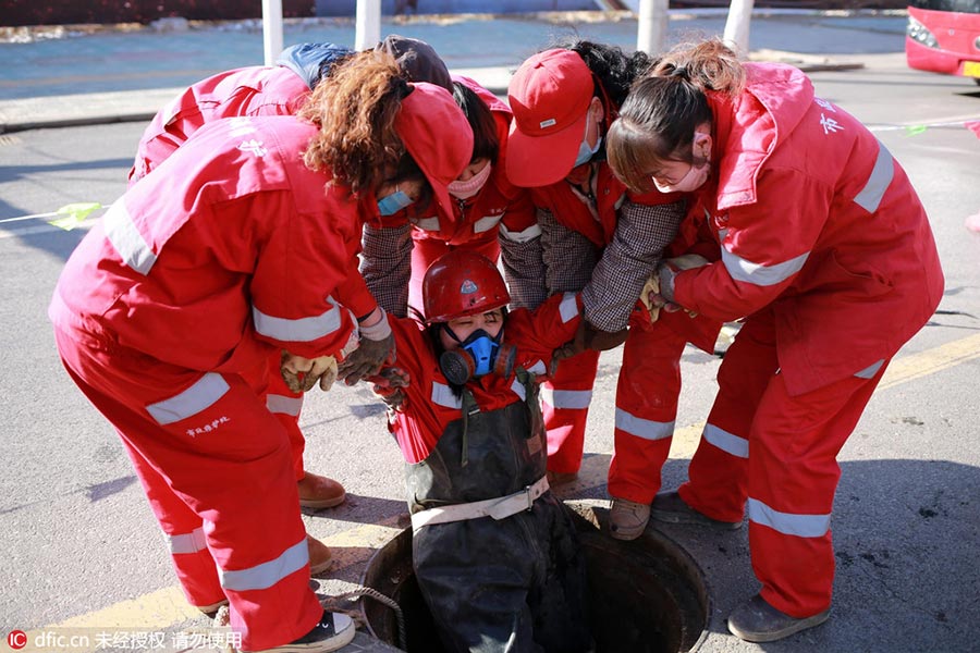 Women who work underground to keep city clean