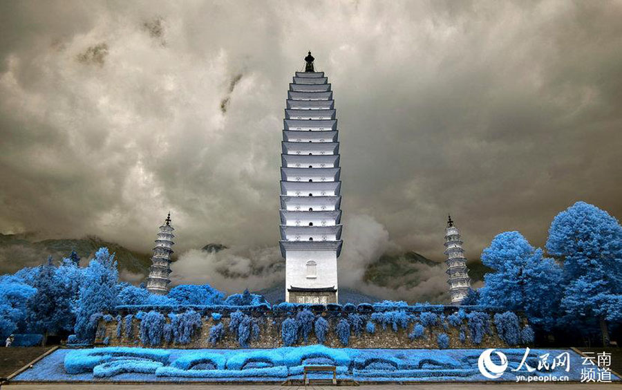 Iconic pagodas turn into a dreamland in infrared photos