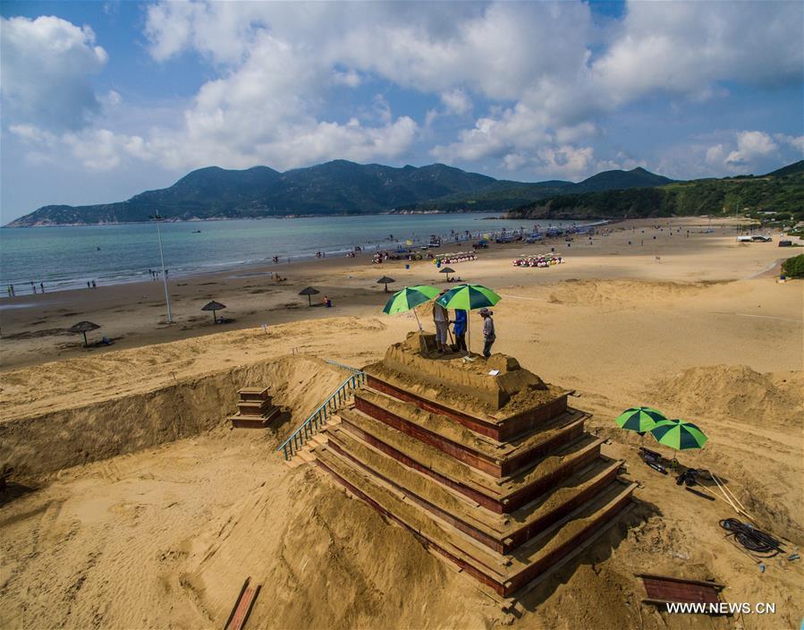 Artists build sand sculptures to greet upcoming G20 Summit