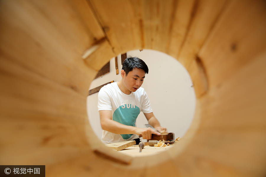 White-collar worker quits job to open DIY carpenter shop