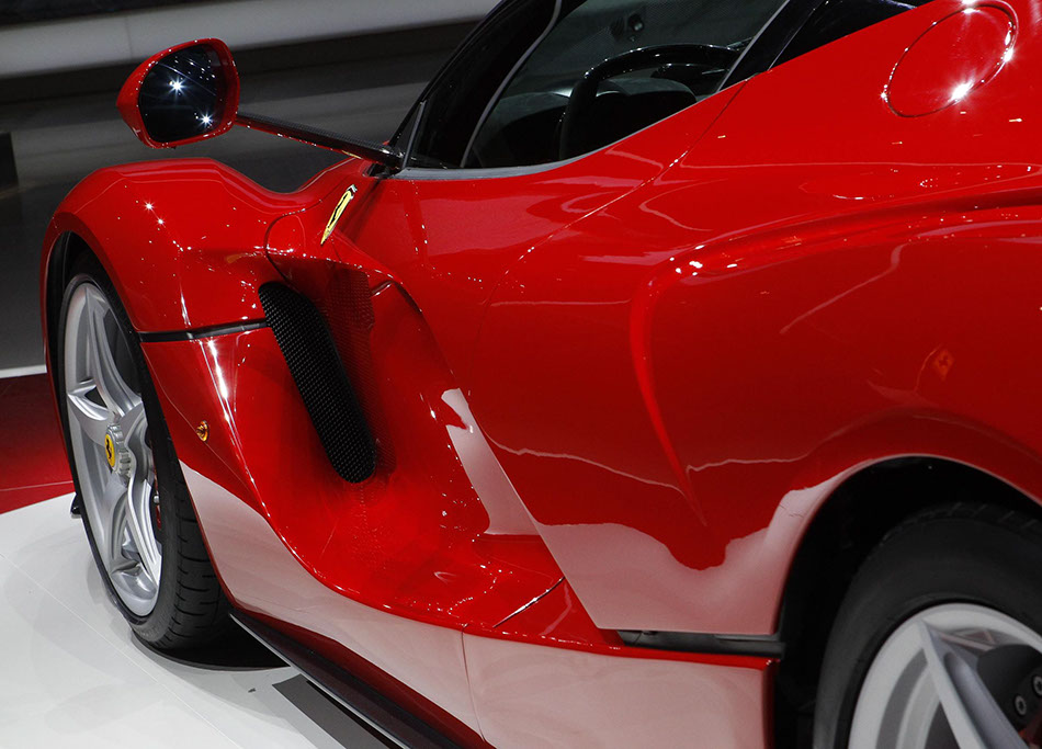 New LaFerrari hybrid debuts at Geneva auto show