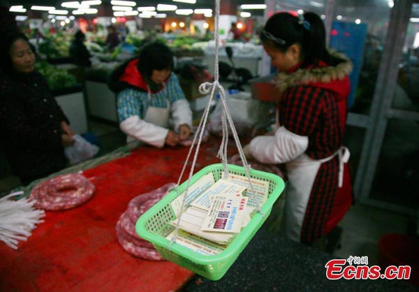 Sausage seller uses mobile payment for better hygiene