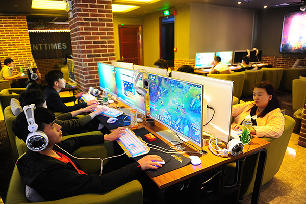 Yesteryear's Internet cafes morph into high-tech fun dens