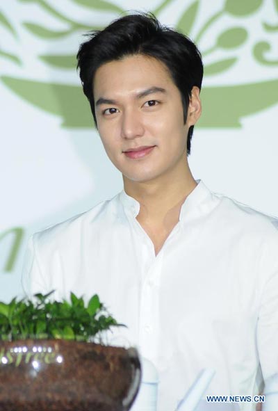 Lee Min-ho attends a press conference in Taipei