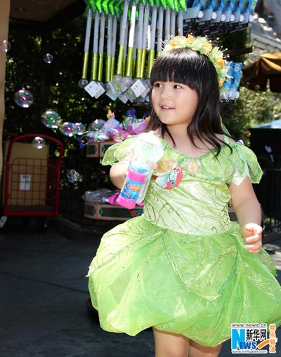 Wang Shiling visits Disney World with parents