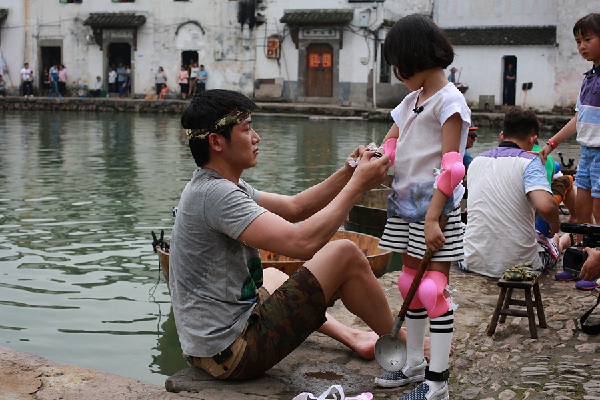 Happy moments of actor Lu Yi with his daughter