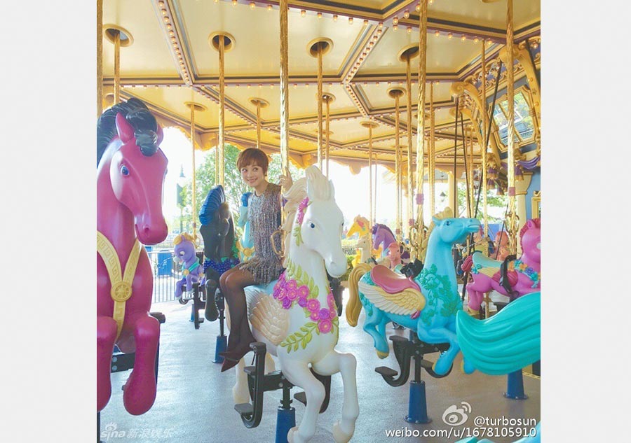 Sun Li has fun at Shanghai Disney Resort