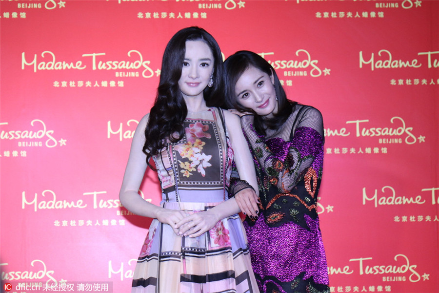 Yang Mi unveils her statue in Beijing