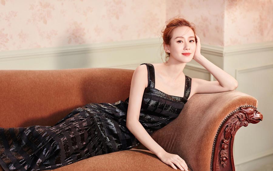 Graceful Liu Shishi poses for 'Rayli' magazine