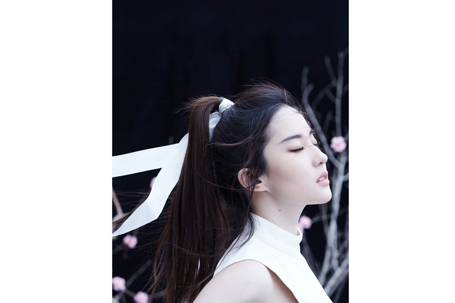 Fashion icon Liu Yifei poses for fashion magazine