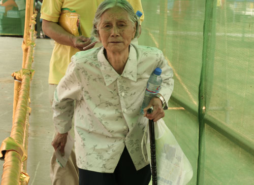 An aged woman waits to cast a vote on the demolishment and reconstruction of old buildings in Juixiaqiao Sub-district in Beijing, June 9, 2007. Local government and the real estate developer jointly organize the vote on Saturday to see if majority residents of over 5000 families accept the new compensation policy after failed attempts to reach an agreement through other ways. Both notary officials and supervisors are invited to monitor the vote that runs from 9 a.m. to 9 p.m. at six ballot booths. [Sun Yuqing/m.tyhy56.com]