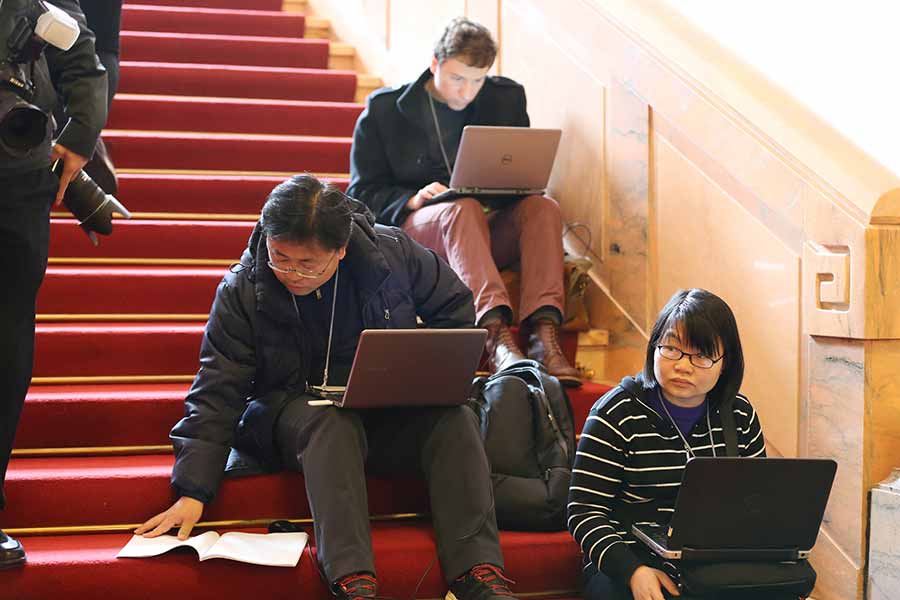 Reporters read work report at the opening meeting of NPC session