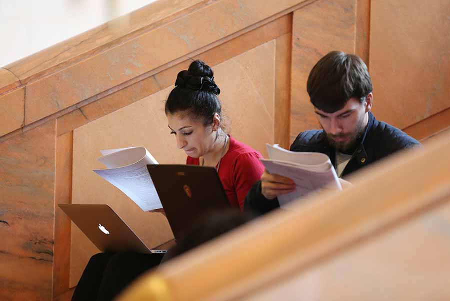 Reporters read work report at the opening meeting of NPC session