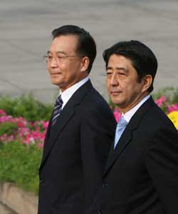 Premier Wen meets with Japan counterpart