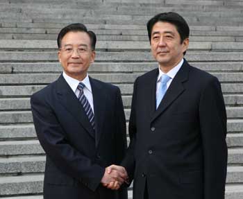 Premier Wen meets with Japan counterpart