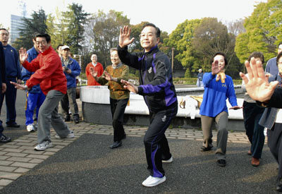 Premier Wen does morning exercises in Tokyo