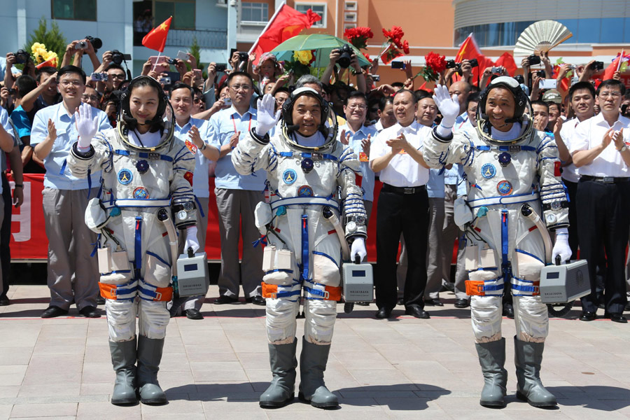 Shenzhou-X astronauts attend setting-out ceremony