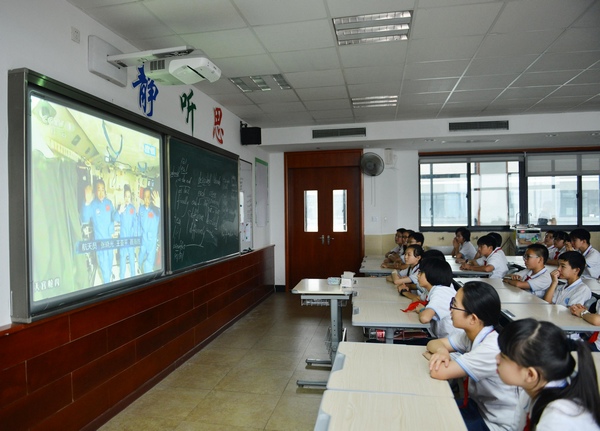 Students in China tune in for live space lecture