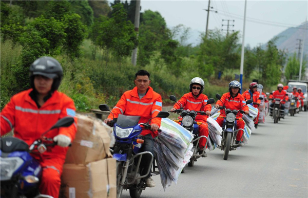 PLA aircraft fly in supplies to quake zone