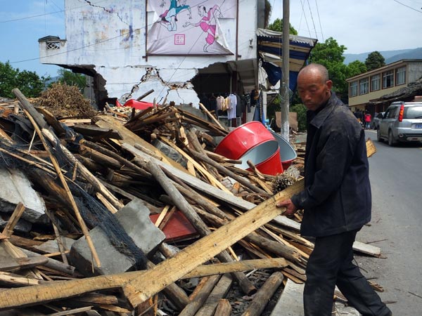 Photos: Search for lost valuables after quake