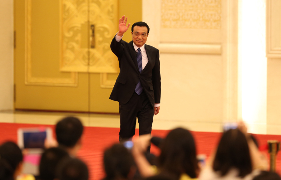 In photos: Premier Li meets the press