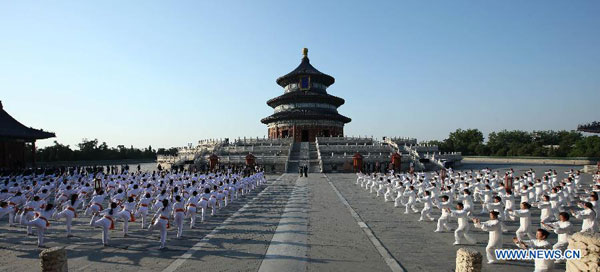 Li Keqiang and Modi watch Taichi-Yoga show