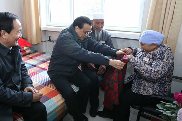 Premier Li brings new year gifts to elderly couple in nursing home