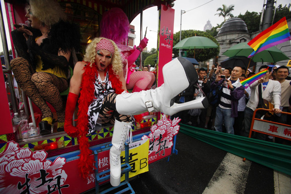 30,000 join Taiwan's gay pride parade