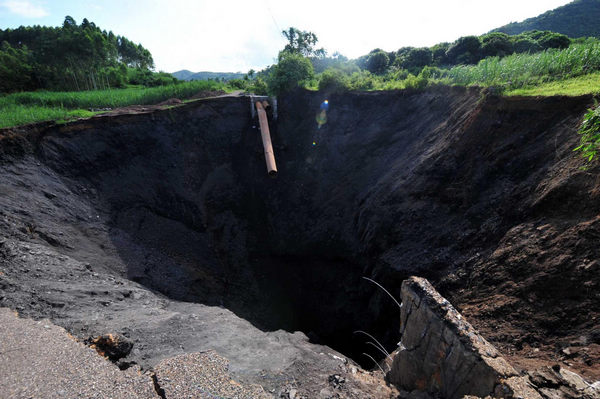 3 dead, 19 trapped in S China's coal mine accident