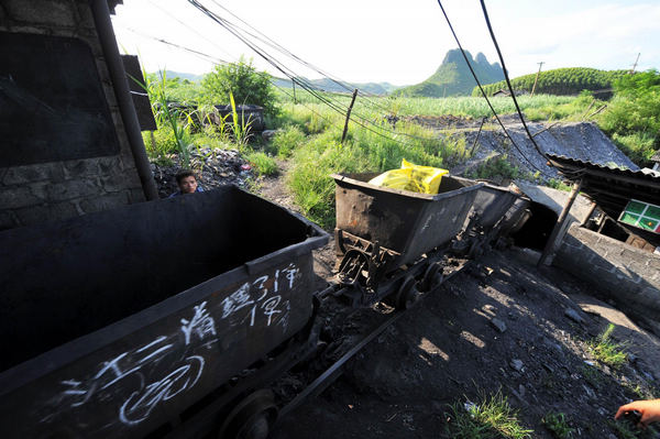 3 dead, 19 trapped in S China's coal mine accident