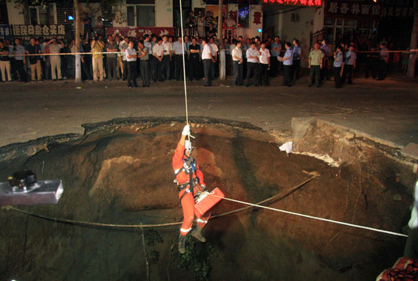 Road cave-in kills 2 in NE China