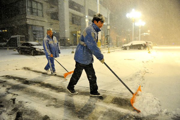 Heavy snow blankets Urumqi, Xinjiang