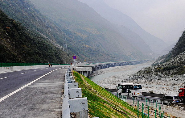 Expressway links quake-hit areas in SW China