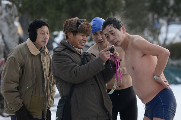 Beijing swimmers brave freezing cold