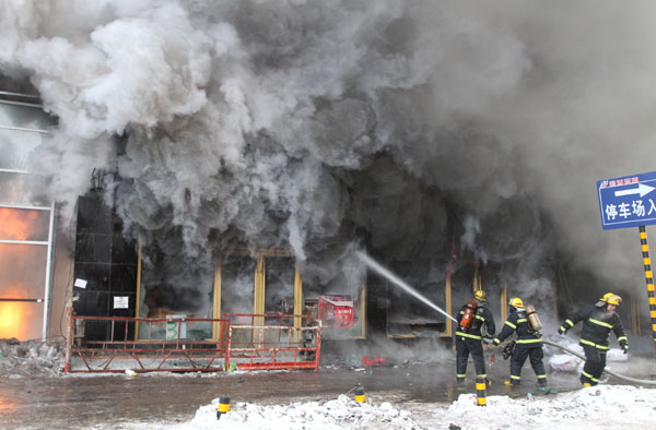 Shopping mall fire contained in NE China