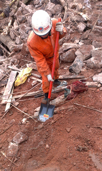 Dozens die in landslide; Xi orders all-out rescue