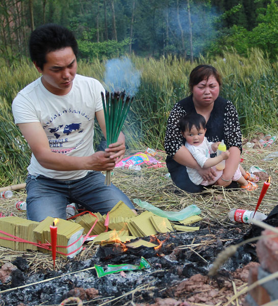 Baoxing gets back to business, but quake fears linger